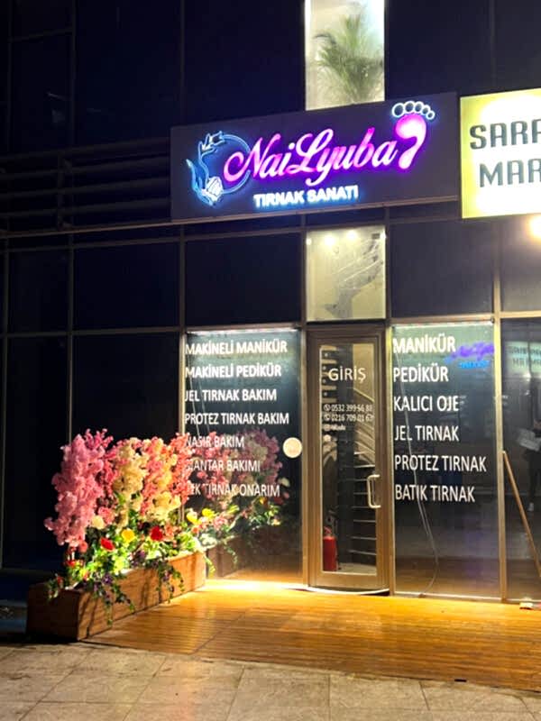 Ataşehir Nail Salon: Tırnak Bakımına Giden Kapsamlı Yol