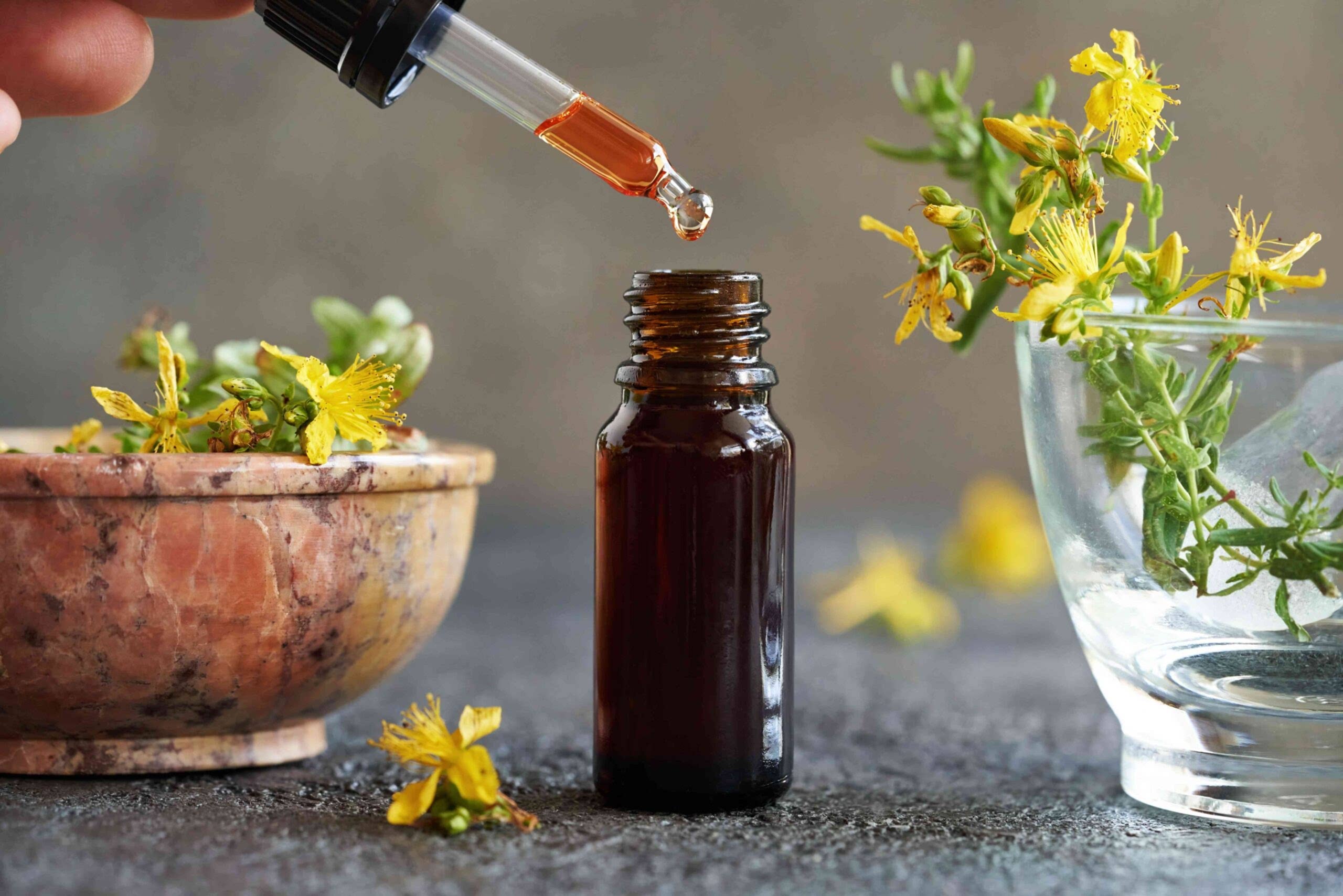 Kantaron Yağı ile Cilt Bakımı: Sivilce ve Lekelere Kesin Çözüm